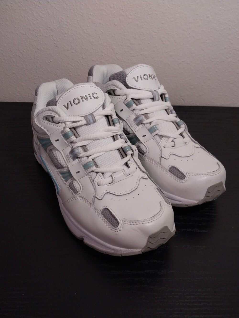 Vionic 23 Walk Womens White Sneakers with Lt Blue Accents, Arch Support Size 7.5